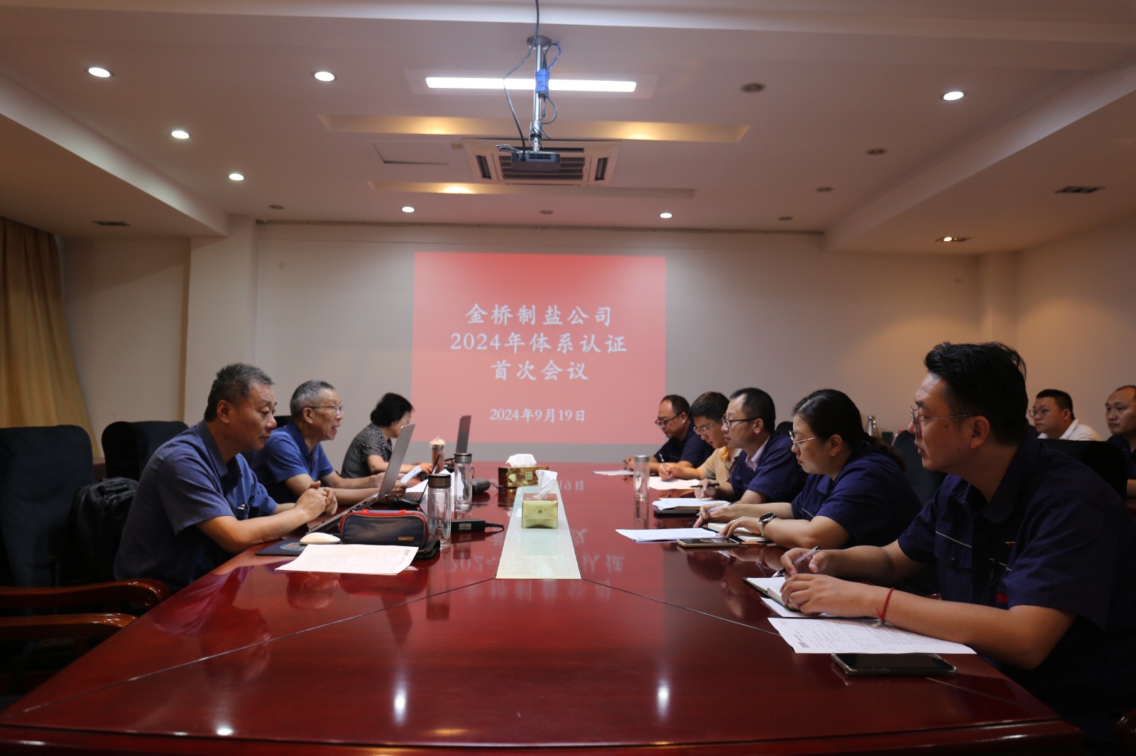 近日，金橋制鹽公司通過北京世標(biāo)認(rèn)證中心審核，給予食品安全管理體系、環(huán)境管理體系和職業(yè)健康安全管理體系認(rèn)證“保持認(rèn)證資格”的監(jiān)督審核結(jié)論，給予質(zhì)量管理體系認(rèn)證“再次注冊(cè)”的再認(rèn)證審核結(jié)論。通過審核，是對(duì)公司精細(xì)化管理成果的檢驗(yàn)，促進(jìn)公司內(nèi)控管理水平持續(xù)提升。（李曉月）
