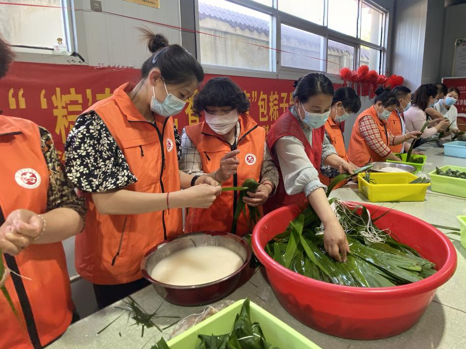 青口供電所黨支部聯(lián)合生產(chǎn)生活服務(wù)中心分會(huì)、黃沙坨社區(qū)，共同舉辦“悠悠艾草香 濃濃端午情”系列活動(dòng)。.png